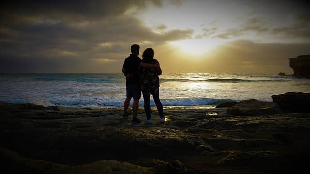 Hotel Burbuja en Fuerteventura, dos personas viendo el atardecer