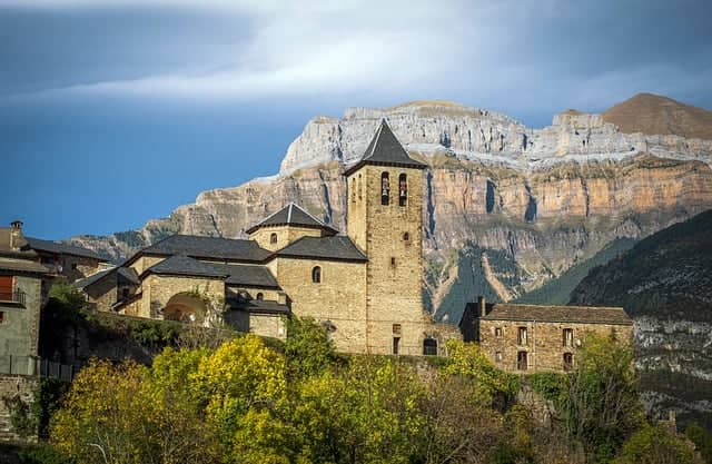 Hoteles Burbuja Huesca iglesia
