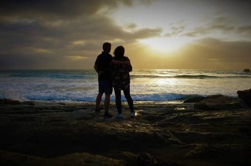 Hotel Burbuja en Fuerteventura, dos personas viendo el atardecer