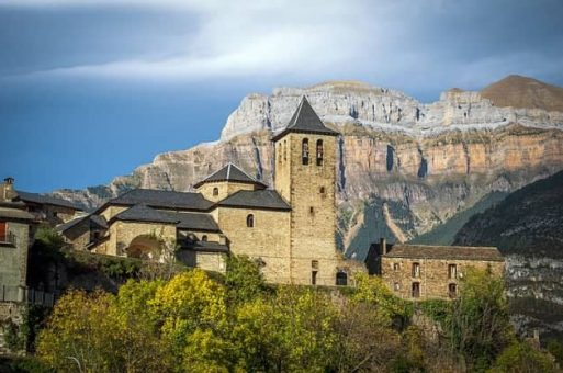 Hoteles Burbuja Huesca iglesia